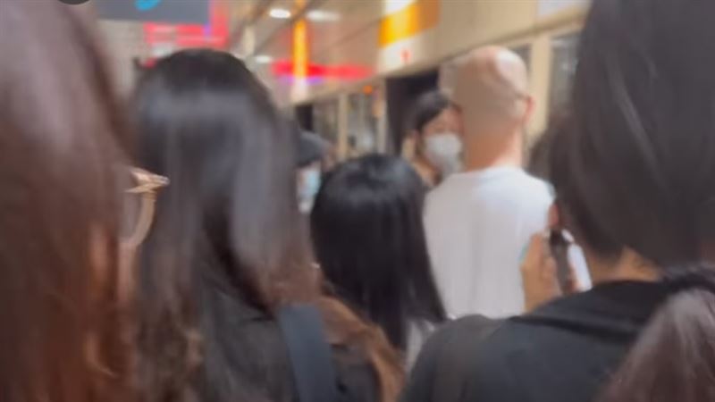捷運新蘆線一早發生乘客衝突，所幸無人因此受傷。（圖／翻攝畫面）