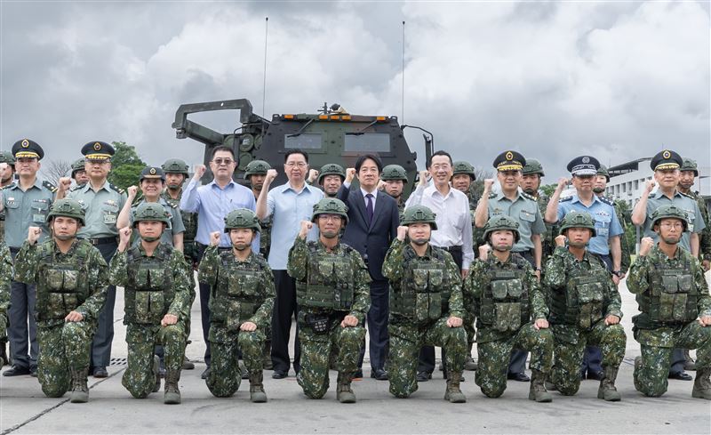 賴清德總統今(17)日上午前往台中勗勉「陸軍砲兵第58指揮部」。(圖/總統府提供)