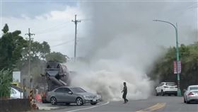 水泥車因不明原因起火燃燒，白煙籠罩的場面十分驚悚。（圖／翻攝畫面）