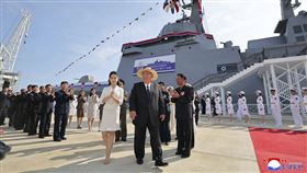 ▲金正恩和女兒金主愛共同現身參與6月12日軍艦重啟儀式。（圖／美聯社／達志影像）