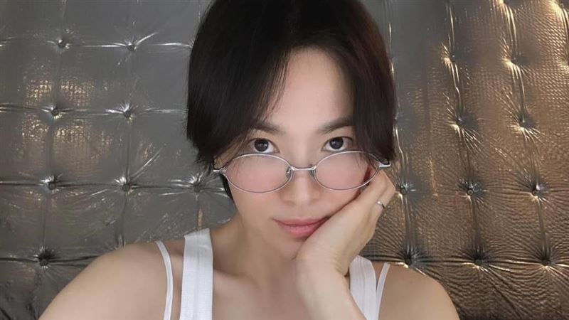 宋慧喬白背心＋牛仔褲　素顏逆齡成大學生