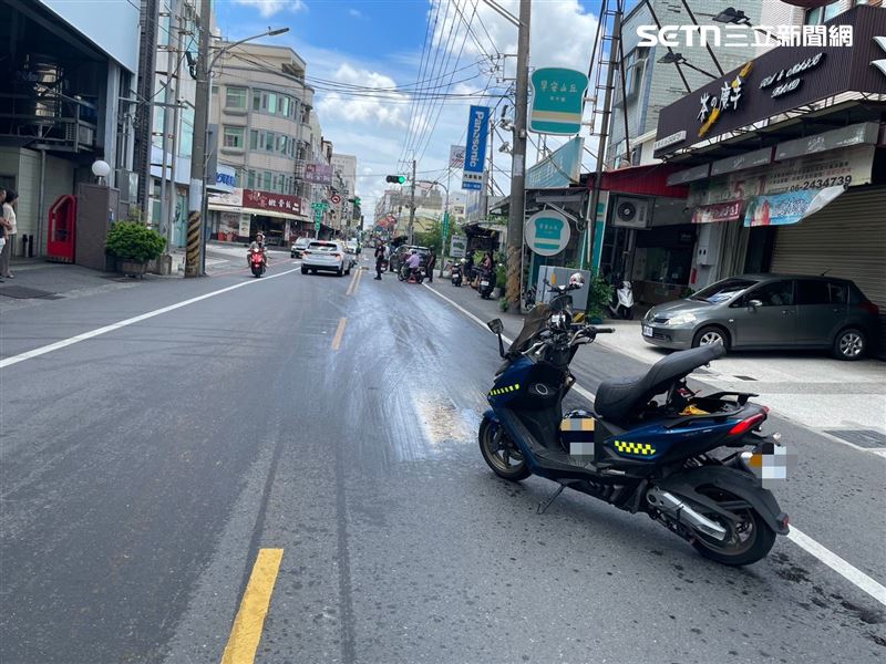 警方調閱監視器揪出滲漏不明液體之大貨車,將依法開罰並吊照一年。(圖/翻攝畫面)