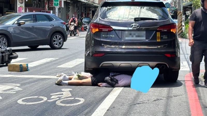 吳女因地上不明液體打滑摔入車底,日正當中「柏油燙嫩皮」看了就痛。(圖/翻攝永康大小事)