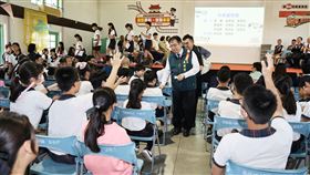 ▲台南市長黃偉哲出席國小畢業典禮，自備禮物分送給同學。（圖／台南市府提供） 