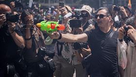 ▲在西班牙巴塞隆納，一名抗議者手持水槍，不滿當地過度旅遊的現況。（圖／美聯社／達志影像）