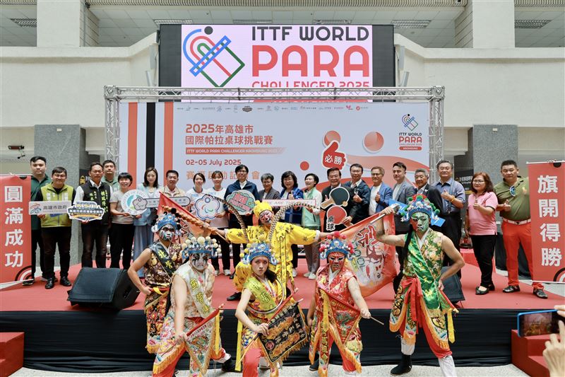 高雄首度舉辦國際帕拉桌球挑戰賽,市長陳其邁與帕總穆閩珠會長、高雄桌球國手田曉雯、女雙搭檔國手林姿妤及體育署、在地立委民代、義守大學等各界貴賓共同參與啟動記者會。 (圖/市府提供)