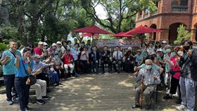 馬偕醫院總院長張文瀚等人，率馬偕淡水北海岸社區長照機構長者一起走向戶外。（圖／馬偕醫院提供）