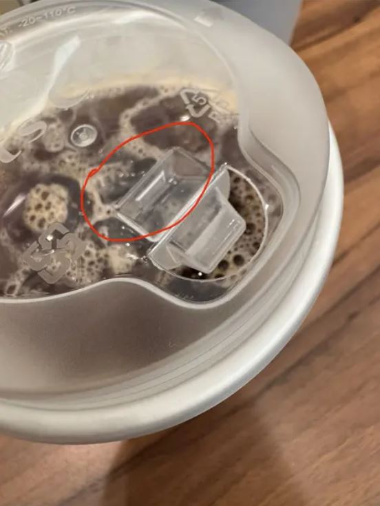 杯蓋就口的地方凹下去,只要壓一下溝槽口,就能讓它輕鬆跳起。(圖/翻攝自Dcard)