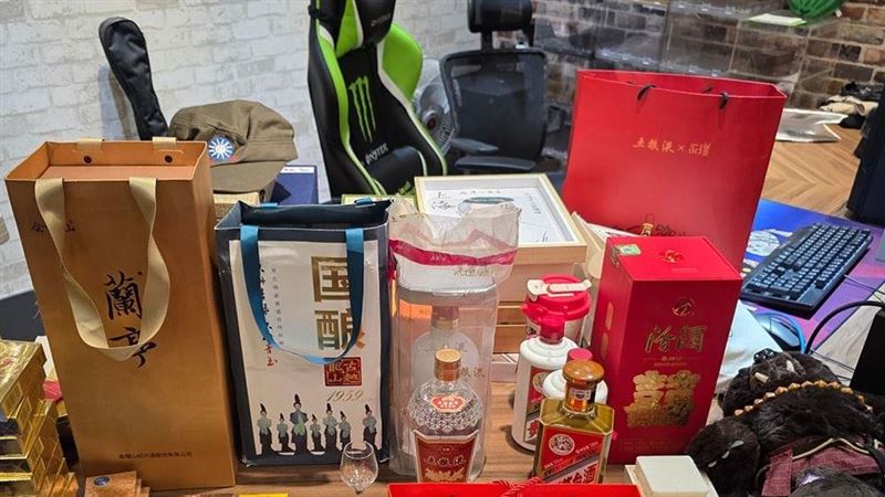 王浩宇觀察館長的戰利品，發現疑似菸酒超過免稅額。（圖／翻攝自館長臉書）