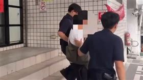 林口男開門後，被警方迅速壓制，並依法移送偵辦。（圖／警方提供）