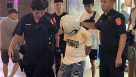 陳嫌遭員警灑辣椒水壓制逮捕送辦。（圖／翻攝畫面）