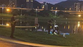 消防隊將浮屍打撈上岸。（圖／翻攝畫面）