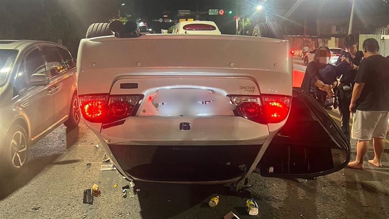 蔡男無照駕駛小客車,不明原因撞擊交通告示桿後翻覆。(圖/翻攝畫面)