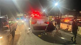 新北,八里,翻覆,車禍,無照駕駛。（圖／翻攝畫面）