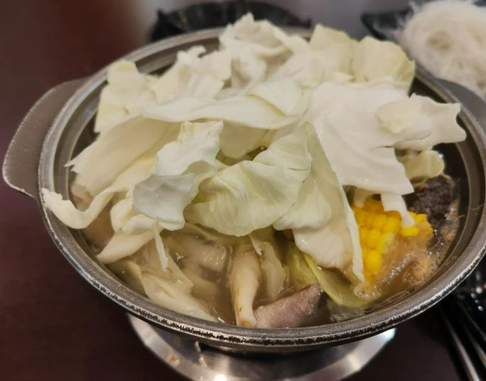 網友加班完赴三媽用餐,決定大嗑白飯。(圖/翻攝自PTT)
