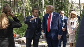 ▲美國總統川普和法國總統馬克宏於G7峰會中交談。（圖／翻攝自X平台 @EmmanuelMacron帳號）