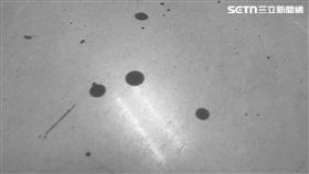 便利商店地上血跡斑斑。（圖／翻攝畫面）