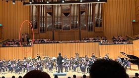 狂美交響管樂團到屏東瞎事連爆，阿嬤死不入座原因曝。（圖／謝韋民臉書）