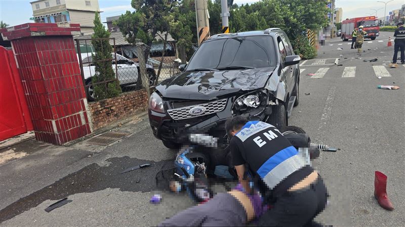 台南市麻豆區新生北路一處巷弄今天（18日）清晨，發生嚴重車禍。（圖／翻攝畫面）