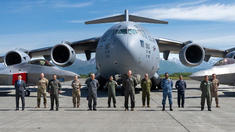 美軍聯合3個盟國空軍部隊,台灣空軍高層獲邀參與觀察員計畫,與多國空軍高層在美軍戰機前合影。(圖/中央社)