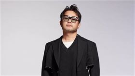 Owen蘇震洋以首張EP《不晚》正式出道，17日主打歌〈比寂寞更寂寞〉MV釋出（圖／綵星娛樂提供）