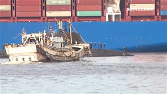 海鯤號出海突現漁船卡位　網友：疑搶船頭