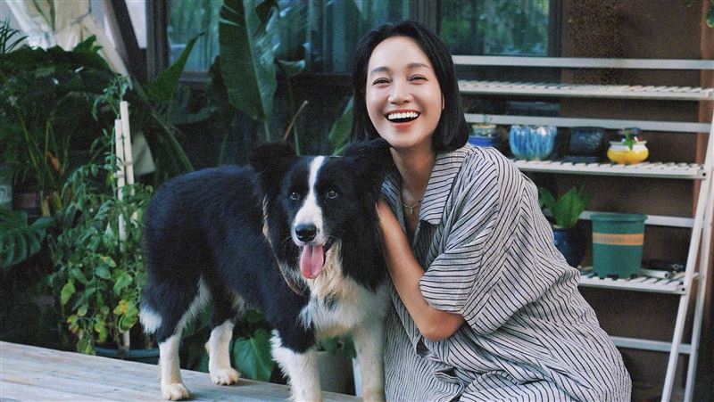 安排差3歲姐弟讀同班　女星重男輕女挨轟