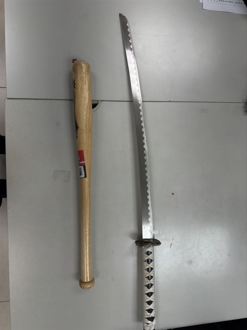 球棒、武士刀被一群詭異莽男當成討錢工具。(圖/警方提供)