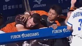 ▲布雷克閃躲界外球結果閃進陳重廷懷裡。（圖／翻攝自統一獅YouTube）