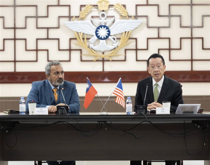 國防部長顧立雄17日接見美國聯邦眾議院「國會台灣連線共同主席貝拉及訪團成員。(圖/國防部提供)