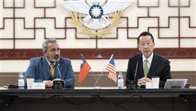 ▲國防部長顧立雄17日接見美國聯邦眾議院「國會台灣連線共同主席貝拉及訪團成員。（圖／國防部提供） 