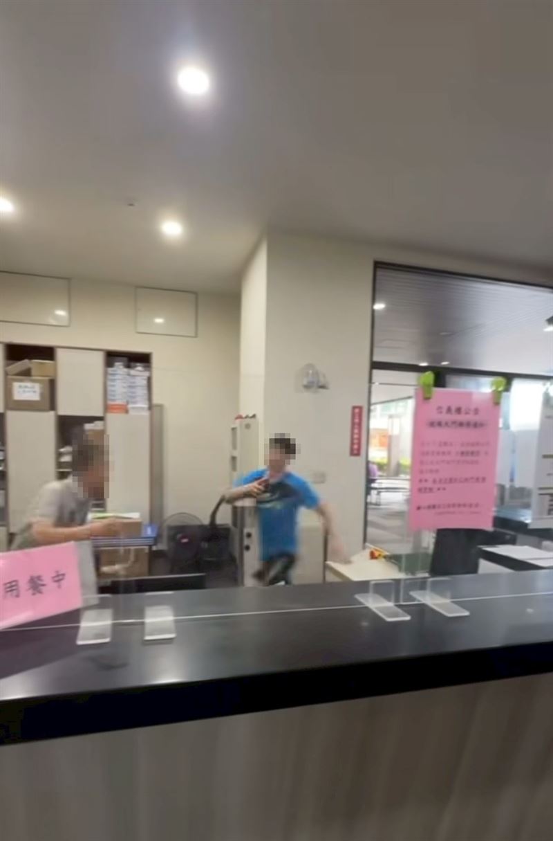 萬能科大洪姓男大生不滿宿舍房門被開,氣得找舍監理論。(圖/翻攝自「桃園都」臉書)