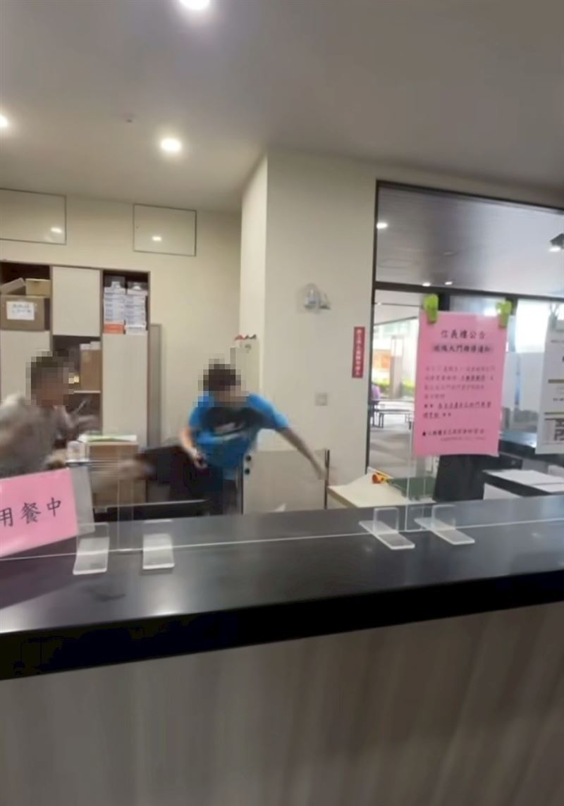 雙方在宿舍服務台爆發爭執。(圖/翻攝自「桃園都」臉書)