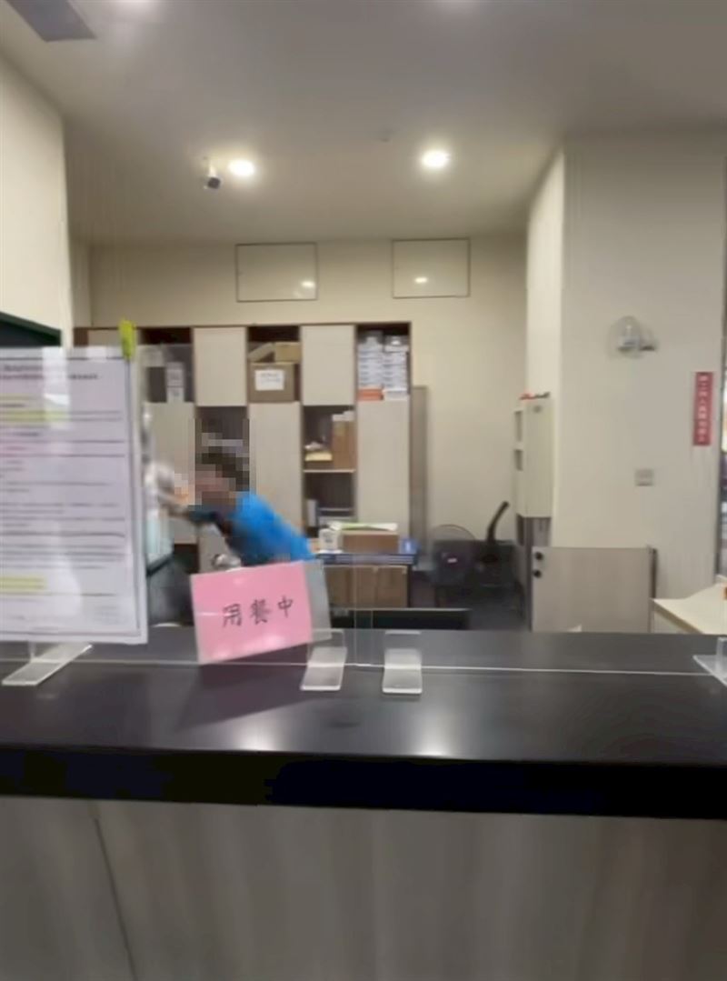 雙方在宿舍服務台爆發爭執。(圖/翻攝自「桃園都」臉書)