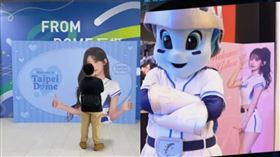 ▲富邦吉祥物Frankie還原「珠珠守護神」。（圖／翻攝自MOMO SPORTS YouTube）