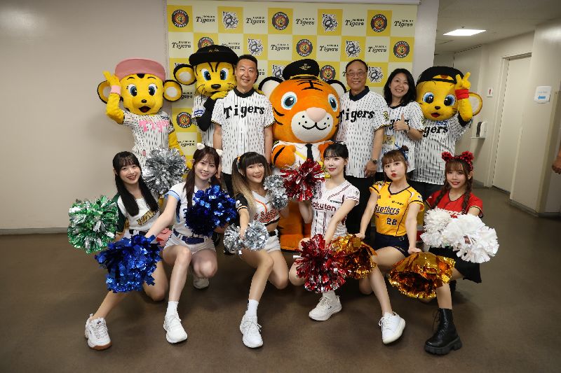 交通部長陳世凱(後排左3)17日在日本阪神甲子園球場開球。(圖/中央社)