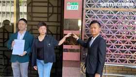 ▲林志潔偕領銜人戴振博、律師陳又新前往台北地檢署提告。（圖／記者楊忠翰攝影）
