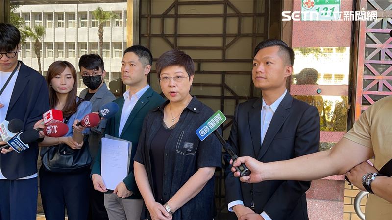 新竹市雙罷免三階總部發言人林志潔前往台北地檢署提告。（圖／記者楊忠翰攝影）