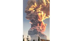 ▲勒沃托比拉基火山（Mount Lewotobi Laki-laki），火山噴發，火山雲直衝天際1萬1000公尺。（圖／翻攝自X平台 @DailyLoud）