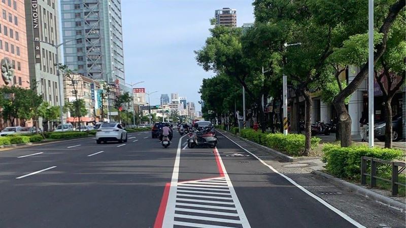 「保護型自行車道」今年3月導入,有效分流在國外行之有年。(圖/翻攝自民眾黨臉書)