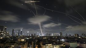 ▲以色列「鐵穹」防空系統在伊朗襲擊期間開火攔截飛彈。（圖／美聯社／達志影像）