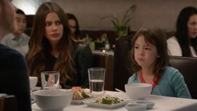 奧布蕾（右）當年以美劇《摩登家庭》中「莉莉」（Lily）一角走紅。（圖／翻攝自Youtube)