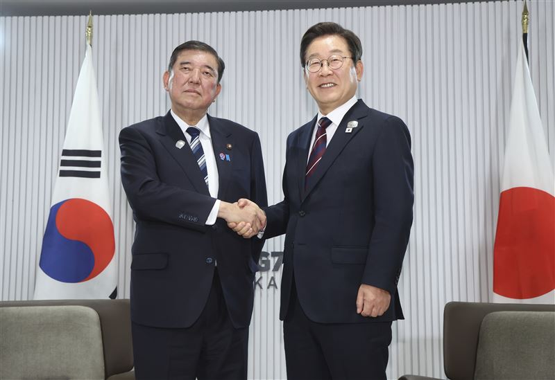 南韓總統李在明（右）與日本首相石破茂（左）於G7峰會上首次會面。（圖／美聯社／達志影像）