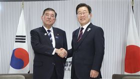 南韓總統李在明（右）與日本首相石破茂（左）於G7峰會上首次會面。（圖／美聯社／達志影像）