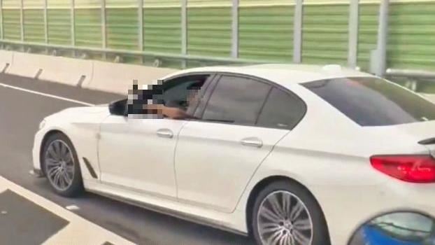 上台74蛇行不滿被叭！BMW男亮開山刀恐嚇