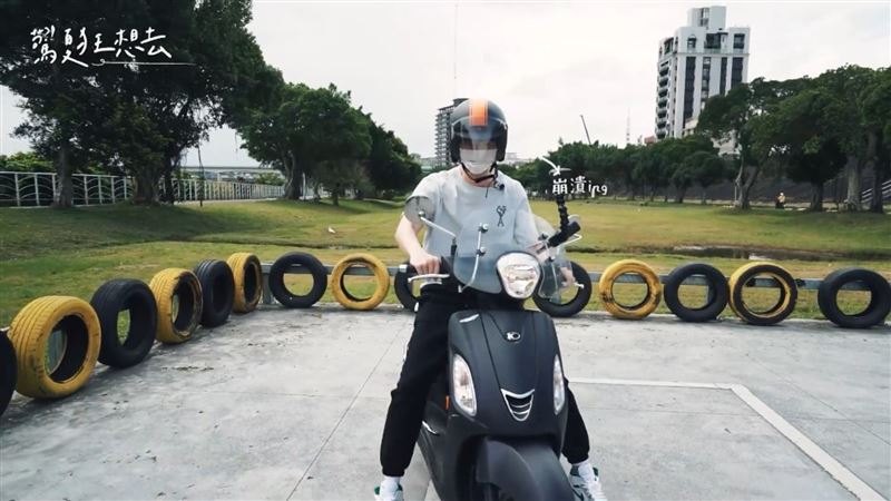 夏和熙挑戰考機車駕照。(圖／CBOOK提供）