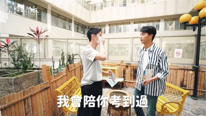江宏傑（右）來幫夏和熙打氣。（圖／CBOOK提供）