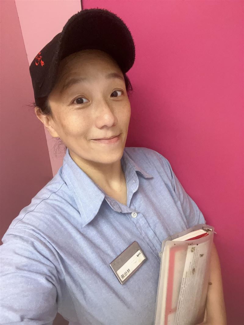 林怡珊貼出她在牛肉麵店打工的照片。（圖／翻攝自臉書、threads）