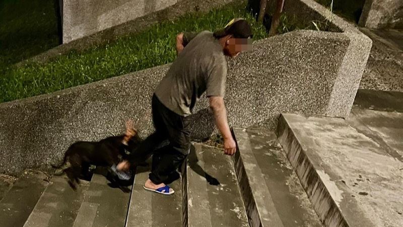 案發後林姓男子牽著比特犬離開現場。(圖/翻攝自臉書花蓮同鄉會)