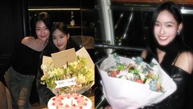 今年小S生日三個女兒都在旁陪伴，Lily透露媽媽有哭哭。（圖／翻攝自臉書）